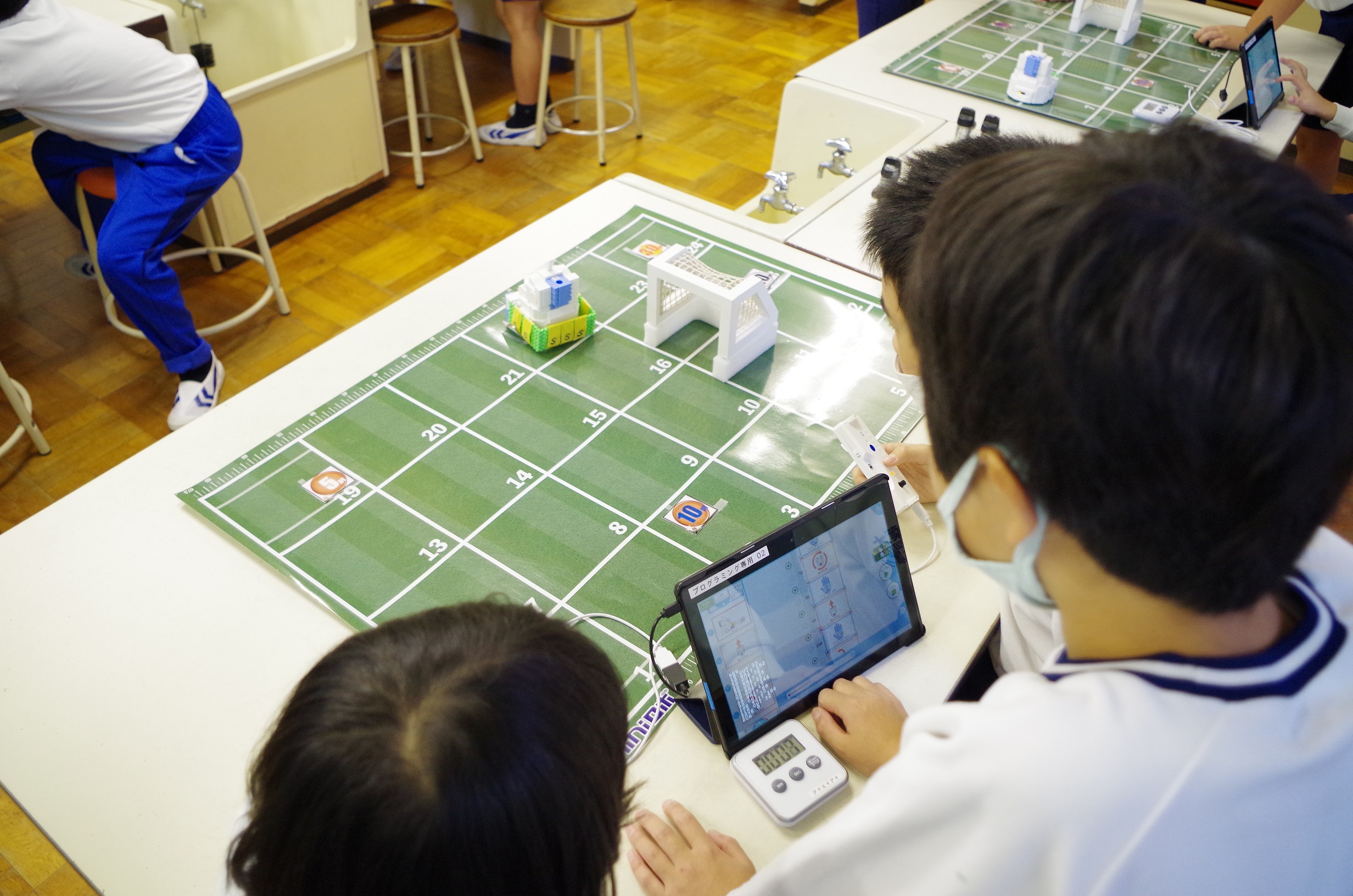 磁石を使った車庫入れゲーム 常葉橘小 実施事例 ミニロボプログラミング 小学校で教えるプログラミング教育